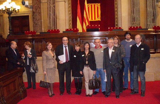 Fotografía realizada delante de la Mesa del Parlamento de Catalunya, se puede ver a Josep Rull (Diputado de CiU en el Parlament), Elisabet Martínez (Presidenta de la AVV de Gavà Mar) y Marta Zaera (Presidenta de CDC de Gavà) (5 de Noviembre de 2008)